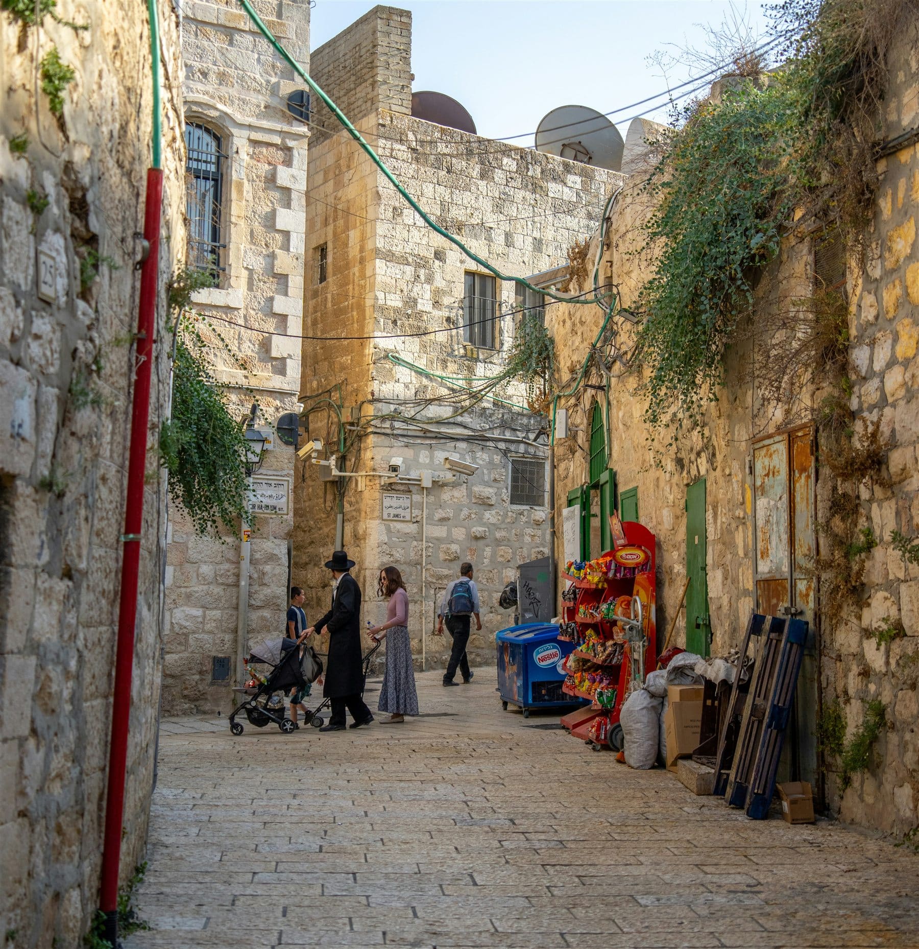 Everyday life in Jerusalem's Jewish Quarter