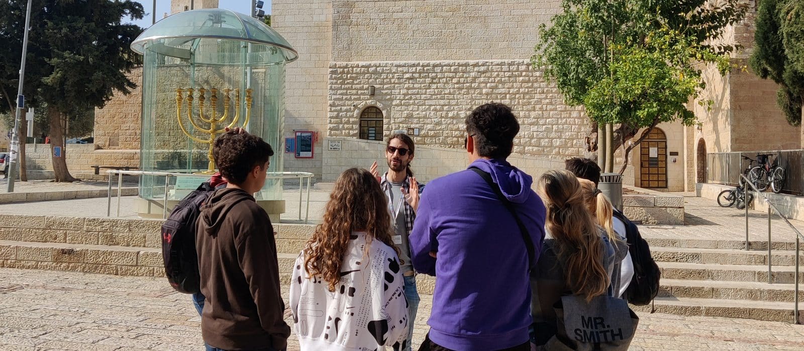 Ari explaining the Hurva Synagogue to a group in Jerusalem's Old City